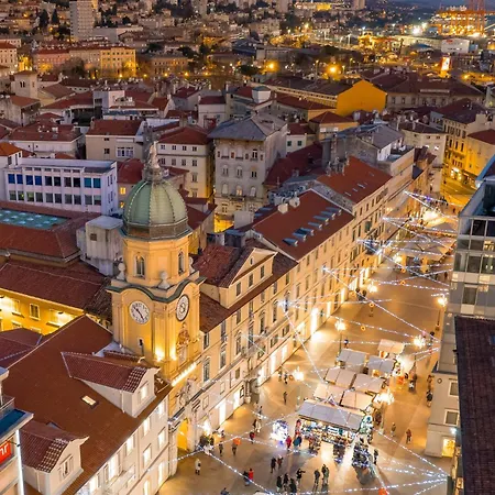 Area2 Center Luxury *